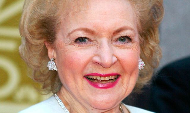 Betty White: Tributes paid to 'cultural icon' after she dies days from 100th birthday - Vimarsana News