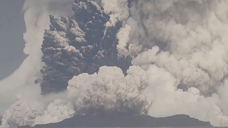 ابرهای سیاه خاکستر آتشفشانی را می توان دید که یک روز قبل از وقوع یک انفجار بزرگ باعث ایجاد سونامی در هوا می شود. 