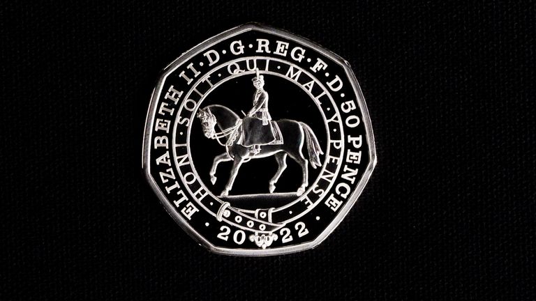 تحریم 0001 پنجشنبه، 6 ژانویه سکه 50 پنی جدید ضرابخانه سلطنتی، بخشی از مجموعه سکه های پلاتین جوبیلی.  به مناسبت جشن 70 سالگی تاج و تخت، طرح ویژه جلویی که توسط هنرمند محترم جان برگدال انجام شده است، ملکه را سوار بر اسب به تصویر می کشد و تاج جدید 50p و سنتی 5 پوندی را به سمت 