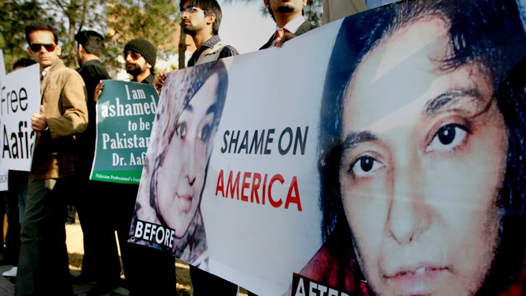 اعضای انجمن حرفه ای پاکستان و جامعه مدنی در جریان یک تجمع اعتراضی در اسلام آباد در سال 2010.