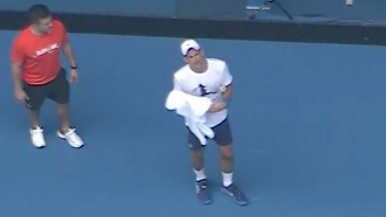 در این تصویر که از فیلم هوایی گرفته شده است، ستاره تنیس نواک جوکوویچ در حال تمرین در زمین تنیس در یک جلسه تمرینی در روز سه شنبه 11 ژانویه 2022 در ملبورن استرالیا است.  PIC: شرکت پخش استرالیا / کانال 9 از طریق AP