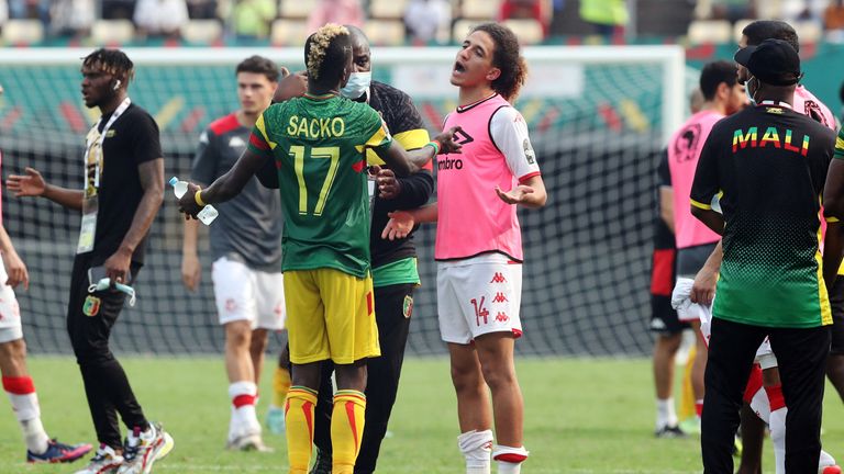 Fußball - Afrika-Cup - Gruppe F - Tunesien - Mali - Limbe Omni Sportstadion, Limbe, Kamerun - 12. Januar 2022 Mali Valai Sako mit Tunesien Hannibal Mejbri nach dem Spiel Reuters / Mohamed Abdel El Ghani