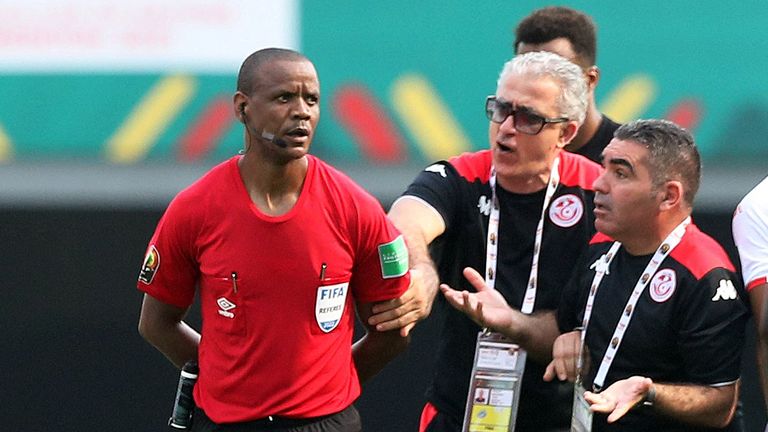 Soccer Football - African Cup of Nations - Group F - Tunisia v Mali - Limbe Omnisport Stadium, Limbe, Cameroon - January 12, 2022 Tunisian coach Mondher Kebaier remonstrates with referee Janny Sikazwe after the REUTERS / Mohamed Abd match El Ghany
