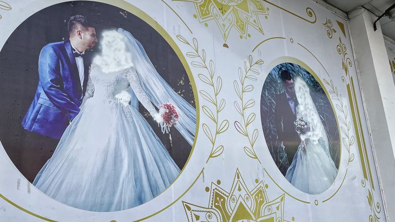 Les femmes sont effacées de la société - dans cette salle de mariage, des visages féminins ont été peints