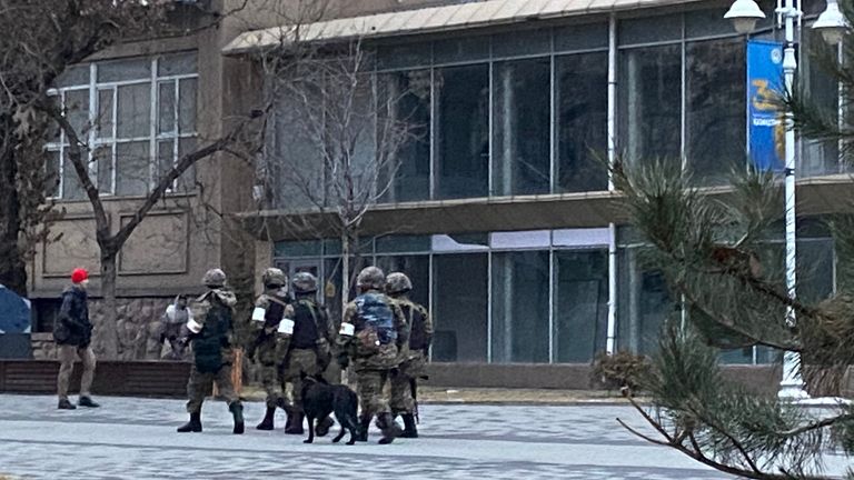 نیروهای امنیتی در آلماتی قزاقستان