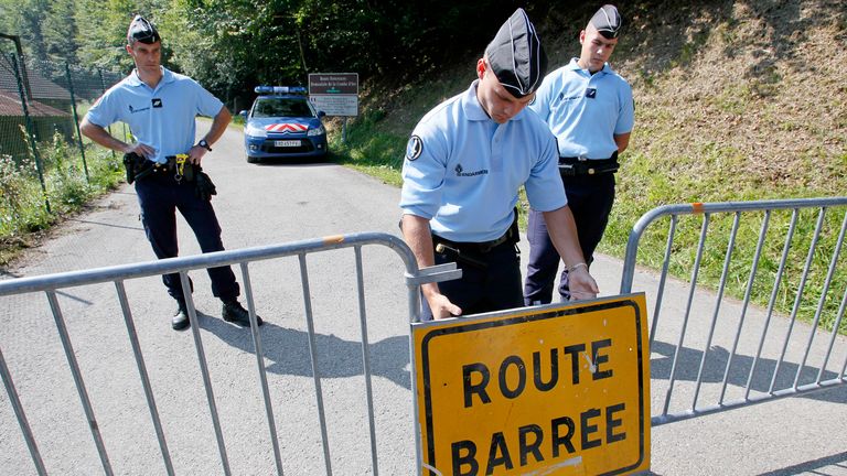 پلیس فرانسه در سپتامبر 2012 جاده محل جنایت را مسدود کرد