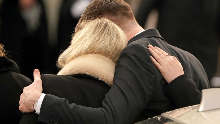 Le petit ami d'Ashling Murphy, Ryan Casey, et sa sœur Amy Murphy se réconfortent lorsqu'ils arrivent pour ses funérailles à l'église St Brigid, Mountbolus, Co Offaly