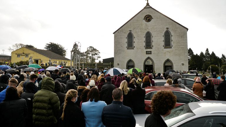 نمای کلی کلیسای سنت بریجید در مراسم تشییع جنازه اشلینگ مورفی معلم 23 ساله فقید که در حین دویدن کشته شد.