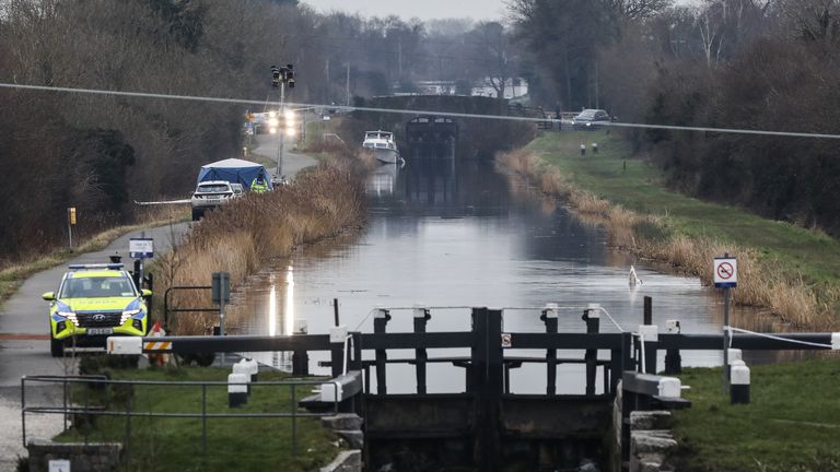 Garda au Grand Canal à Tullamore, dans le comté d'Offaly, où Aisling Murphy a été assassiné mercredi soir.  Ashling est décédée après avoir été attaquée alors qu'elle faisait du jogging le long de la rive du canal à Cappincur vers 16 heures mercredi.  Date de la photo : vendredi 14 janvier 2022.