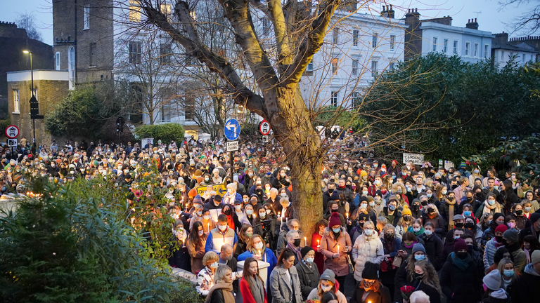 Des foules se rassemblent pour une veillée à l'extérieur du London Irish Centre à Camden à la mémoire d'Ashling Murphy
