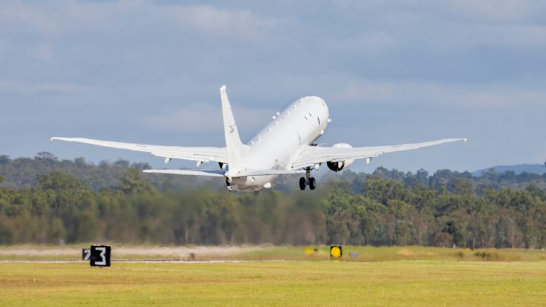 In questa foto fornita dall'Australian Defence Force, un aereo P-8 Poseidon della Royal Australian Air Force parte dalla base dell'aeronautica di Amberley, in Australia, lunedì 17 gennaio 2022, per assistere il governo di Tonga dopo l'eruzione di un vulcano sottomarino.  (LACW Emma Schwenke/ADF tramite AP)