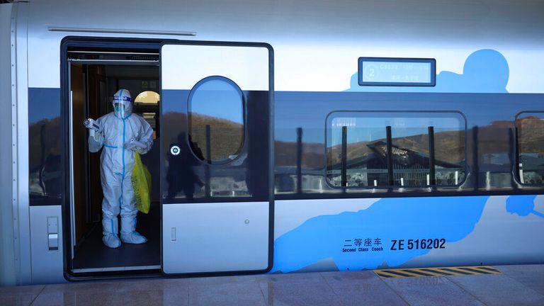 Un travailleur portant un équipement de protection désinfecte dans un chemin de fer à grande vitesse qui relie Pékin et Zhangjiakou à Zhangjiakou, province du Hebei.  29, 2022. (Le Yomiuri Shimbun via AP Images)