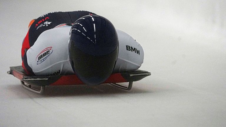 Bobslejā - Pasaules kauss bobslejā un skeletonā - Sigulda, Latvija - 2021. gada 31. decembris Lielbritānijas Markuss Vaits spēlē vīriešu skeletonā.