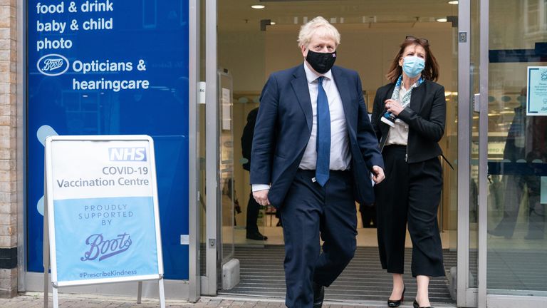 Le Premier ministre Boris Johnson quitte la Boots Pharmacy à Uxbridge, dans l'ouest de Londres, après une visite à la clinique de vaccination contre les coronavirus.  Photo date : lundi 10 janvier 2022.