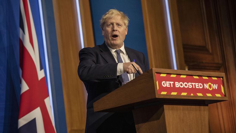Le Premier ministre Boris Johnson lors d'un point de presse à Downing Street, Londres, sur le coronavirus (Covid-19).  Date de la photo : mardi 4 janvier 2022.