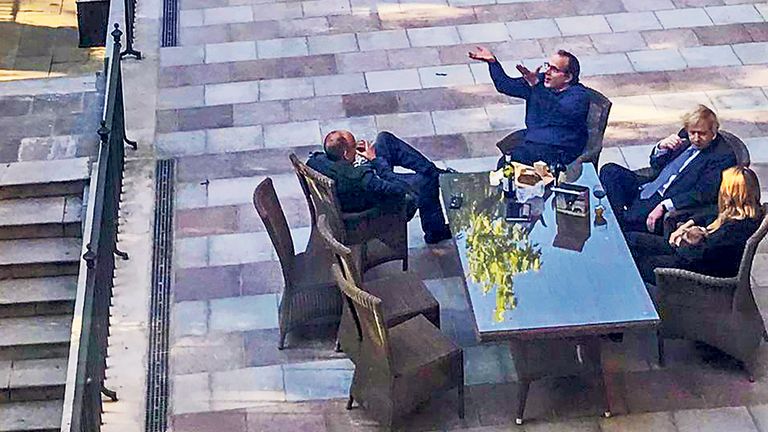 عکسی از آقای جانسون قبلاً ظاهر شده است و کارمندانی که گفته می شود متعلق به 15 مه 2020 هستند، به نظر می رسد که در باغ 10 مشغول نوشیدن هستند. عکس: Guardian / eyevine