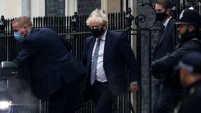 Le Premier ministre britannique Boris Johnson se promène devant Downing Street à Londres, en Grande-Bretagne, le 25 janvier 2022. REUTERS/Henry Nicholls