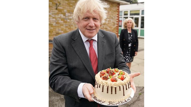 Boris Johnson con pastel de cumpleaños.  Foto: Flickr/Número 10