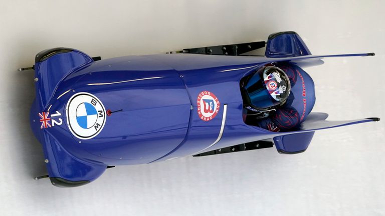 Sestdien, 2022. gada 1. janvārī, Siguldā, Latvijā, Pasaules kausa izcīņas divnieku bobslejā laikā briti Breds Hols un Gregs Kets izbrauca trasē. Hols un Keets ieņēma otro vietu.  (AP foto/Romans Koksarovs) Attēls: AP