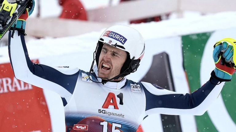 Le Britannique Dave Ryding célèbre sa victoire en ski alpin, le slalom masculin de la Coupe du monde, à Kitzbuehel, en Autriche, le samedi 22 janvier 2022. (AP Photo/Giovanni Auletta)