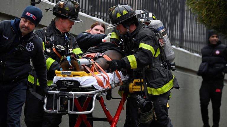 Le personnel d'urgence du FDNY fournit une aide médicale alors qu'il répond à un incendie dans un immeuble d'appartements dans le quartier du Bronx à New York, aux États-Unis, le 9 janvier 2022. REUTERS / Lloyd Mitchell