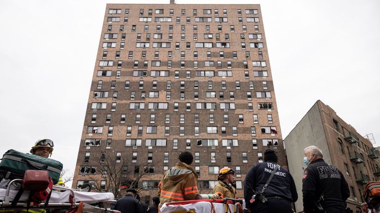 پرسنل اورژانس در محل آتش‌سوزی مرگبار در یک ساختمان مسکونی در برانکس در روز یکشنبه، 9 ژانویه 2022، در نیویورک مشغول به کار هستند.  دانیل نیگرو، کمیسر FDNY گفت که اکثر قربانیان از استنشاق شدید دود رنج می برند.  (عکس آسوشیتدپرس / یوکی ایوامورا)