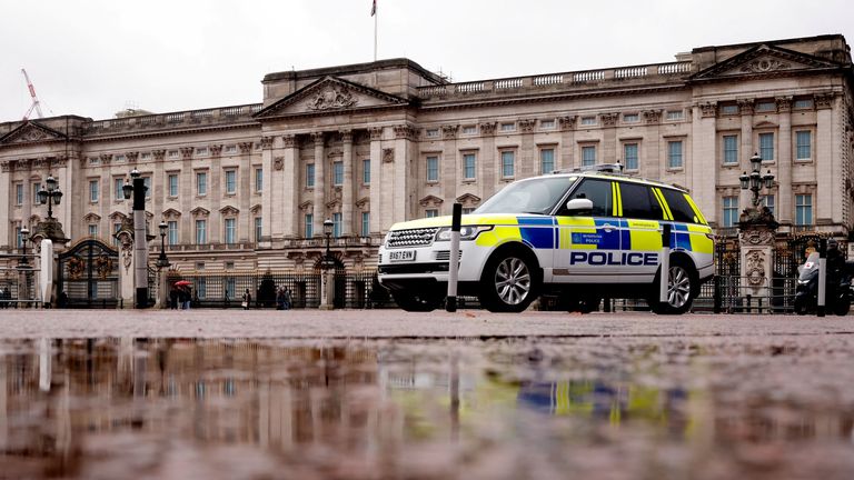 A police vehicle drives past Buckingham Palace in London, Britain, January 4, 2022. REUTERS/John Sibley
