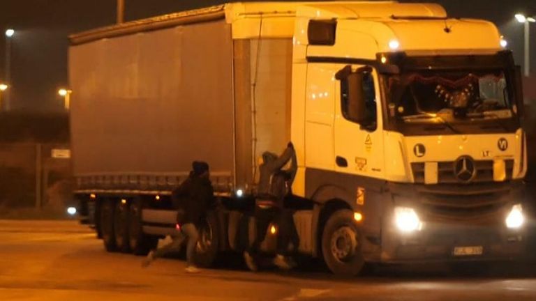 Migrants jump on lorries bound for UK in Calais