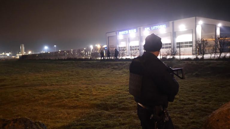 La police française repère des migrants se déplaçant la nuit alors qu'ils tentent de sauter à l'arrière de camions
