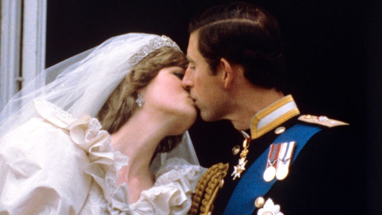 The newly married couple share a kiss on the balcony of Buckingham Palace