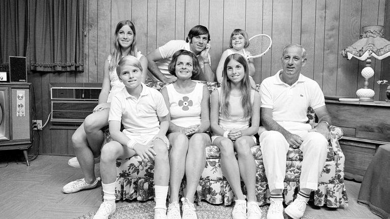 خانواده اورت در سال 1972 - ژان در ردیف اول، دوم از سمت راست و کریس در عقب چپ.