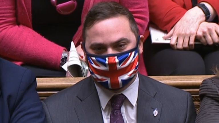 Une vue du député de Bury South Christian Wakeford assis sur les bancs de l'opposition lors des questions du Premier ministre à la Chambre des communes de Londres.  Date de la photo : mercredi 19 janvier 2022.