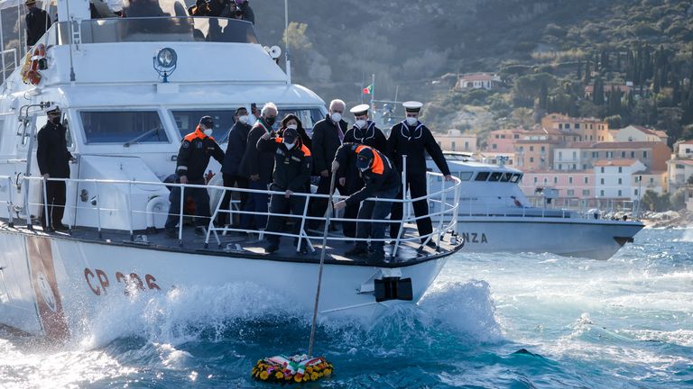 گل های یادبود دهمین سالگرد کشتی کروز کوستا کونکوردیا که 32 نفر را پس از واژگونی و غرق شدن در دریا کشت، پس از پرتاب گل های گارد ساحلی به داخل آب در جزیره جیگلیو، ایتالیا، 13 ژانویه 2022 رویترز / یارا ناردی قابل مشاهده است.