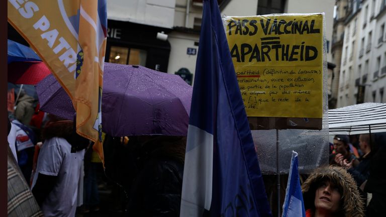 Jan.  8, 2022 Des manifestants marchent en France, en France, contre les permis de vaccins et les vaccins pour se protéger contre le COVID-19.  Le président Emmanuel Macron a publiquement réprimandé les résidents français minoritaires qui continuent de refuser le vaccin et a promis de les contrôler.  La vie sociale en poussant le parlement à adopter une nouvelle loi sur les vaccins.  Le Sénat discutera du projet de loi pour adopter le nouveau vaccin la semaine prochaine.  (AP Photo / Adrienne Surprenant)