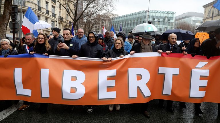 تظاهرکنندگان در مخالفت با مجوز واکسن و واکسیناسیون حفاظتی COVID-19 در پاریس راهپیمایی می کنند.  عکس: AP