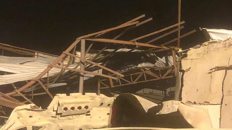 نمایی از خودروها و ساختمان های آسیب دیده توسط ترکش موشک بالستیک شناسایی شده که در منطقه صنعتی جنوب دهران، عربستان سعودی، 24 ژانویه 2022 فرود آمد. کشور سوم