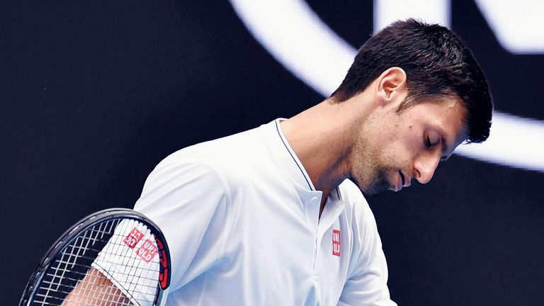 ARCHIVO: Novak Djokovic, tenista profesional serbio y clasificado como el número 1 del mundo por ATP, reacciona durante la segunda ronda del Torneo Abierto de Tenis de Australia 2017 contra Denis Istomin en Melbourne Park en Melbourne, Australia, el 19 de enero de 2017. Funcionarios australianos revocaron la visa que Novak Djokovic había obtenido para ingresar el 6.  Djokovic llegó a Melbourne, Australia para participar en el Torneo Abierto de Tenis de Australia 2022 y dijo que se le otorgó una exención de la nueva vacuna contra el coronavirus.  El juez reconoció las acusaciones de Djokovic y decidió revocar la decisión de negar la entrada.  (El Yomiuri Shimbun vía AP Images)