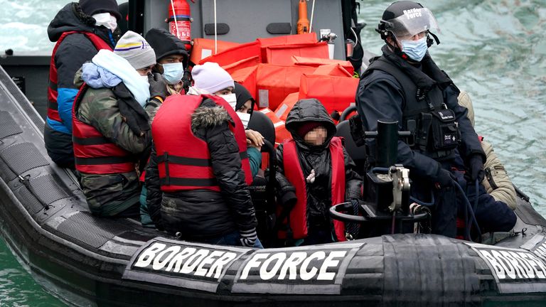 Un groupe de personnes considérées comme des migrants est amené à Douvres, dans le Kent, par des agents des forces frontalières, à la suite d'un petit incident de bateau dans la Manche.  Date de la photo : lundi 10 janvier 2022.