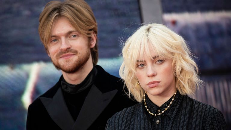 Finneas O'Connell dan Billie Eilish berpose untuk para fotografer saat mereka tiba untuk pemutaran perdana dunia film baru dalam franchise James Bond 