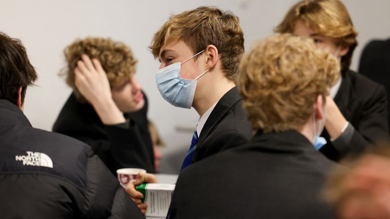 Students at The Fulham Boys School return to school the first day after the Christmas break following a government announcement that face masks will be worn in English colleges amid the outbreak of coronavirus disease (COVID-19) in London, UK, January 4, 2022. REUTERS / Kevin Coombs