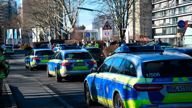 خودروهای پلیس در محوطه دانشگاه هایدلبرگ در هایدلبرگ، آلمان، دوشنبه، 24 ژانویه 2022 پارک شده بودند. پلیس آلمان گفت که یک مرد مسلح تنها روز دوشنبه چندین نفر را در یک سالن سخنرانی در شهر جنوب غربی هایدلبرگ زخمی کرد.  پلیس در بیانیه‌ای کوتاه اعلام کرد که عامل آن مرده است، اما جزئیاتی از چگونگی وقوع این حادثه ارائه نکرد.  (R.Priebe / Pr-Video / dpa از طریق AP) PIC: AP