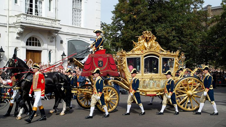 The Royal Golden Carriage arrives at the Palace Noordeinde after the presentation of the Dutch 2004 budget in The Hague, September 16, 2003. REUTERS/Michael Kooren PP03090079 MKN/AS
