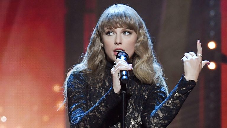 Taylor Swift se produit lors de la cérémonie d'intronisation du Rock and Roll Hall of Fame à Cleveland, Ohio, États-Unis, le 30 octobre 2021. REUTERS/Gaelen Morse