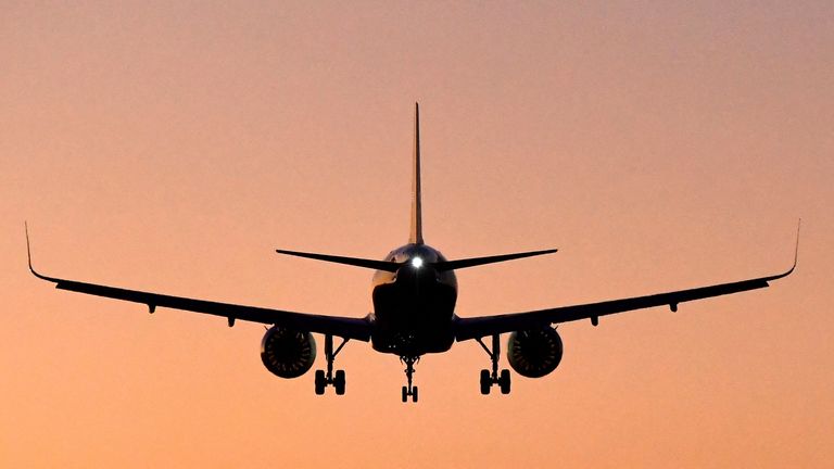 هواپیمای مسافربری برای فرود در فرودگاه هیترو فرود آمد در حالی که بوریس جانسون، نخست وزیر بریتانیا، کاهش قوانین تست سفر برای ورود و خروج COVID-19 را در بحبوحه همه گیر بیماری کروناویروس (COVID-19) در لندن، بریتانیا، 5 ژانویه 2022 اعلام کرد. رویترز / توبی ملویل