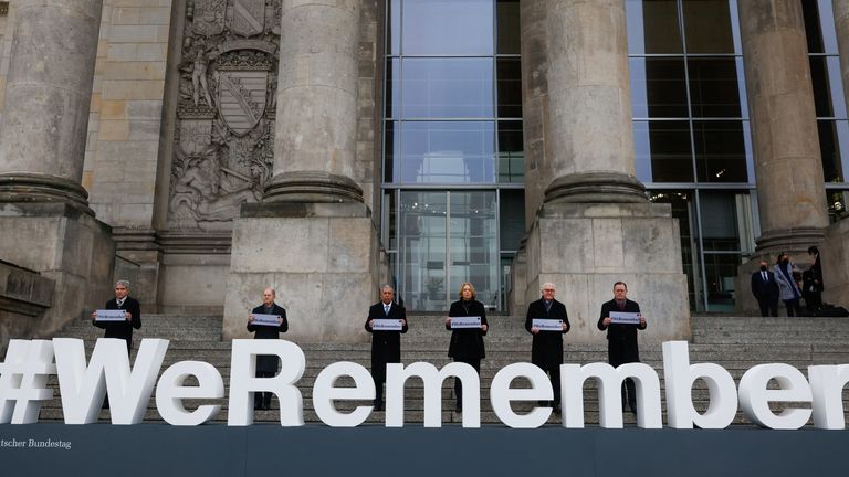 شخصیت‌های سیاسی از جمله بائربل بس، رئیس پارلمان آلمان در مراسم ادای احترام به قربانیان هولوکاست در رایشستاگ، در برلین، آلمان
