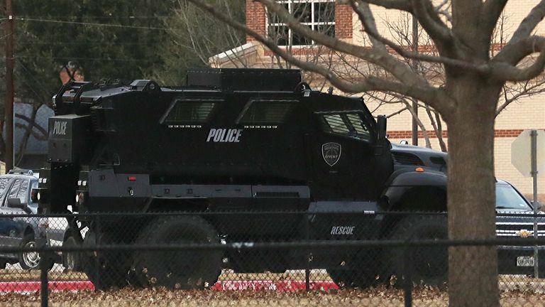 Incident d'otage à la synagogue du Texas Un véhicule des forces de l'ordre est stationné dans une école de la région où un homme aurait pris des personnes en otage dans une synagogue pendant des services diffusés en direct, à Colleyville, Texas, États-Unis, le 15 janvier 2022. REUTERS/ Shelby Tauber