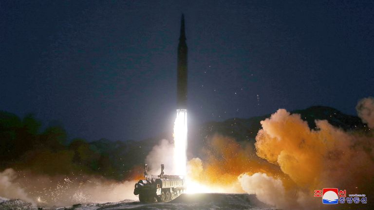 Un missile est lancé au cours de ce que les médias d'État ont qualifié d'essai de missile hypersonique dans un lieu tenu secret en Corée du Nord