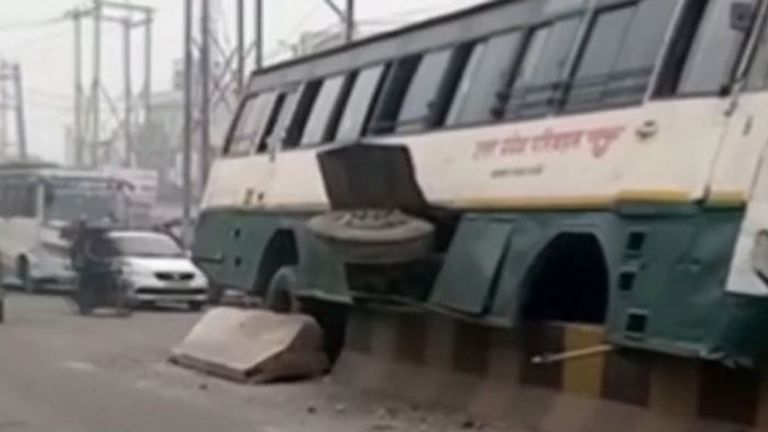 Bus crashes in India because heavy fog reduces visibility
