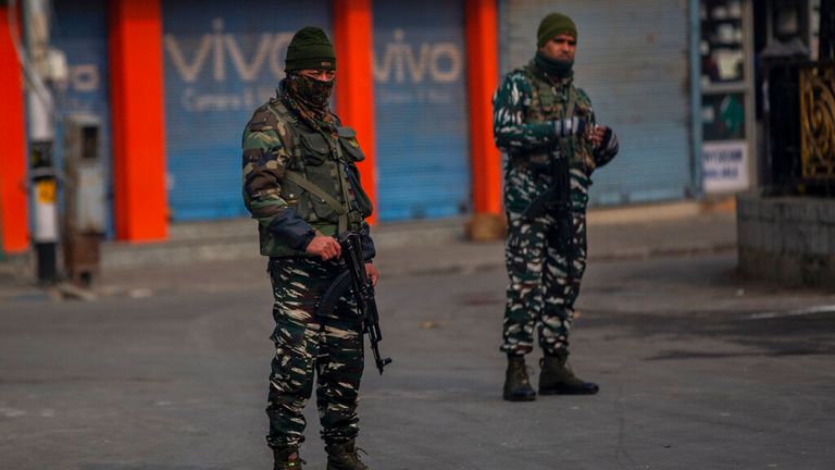 شبه نظامیان هندی در مقابل یک پست شبه نظامی در کشمیر نگهبانی می دهند