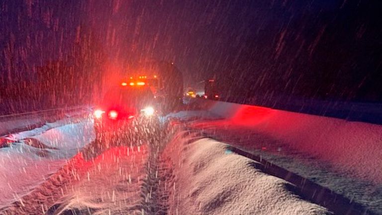 Un camion tenta di farsi strada lungo la Interstate 84 coperta di neve nella Columbia River Gorge.  Pic: AP